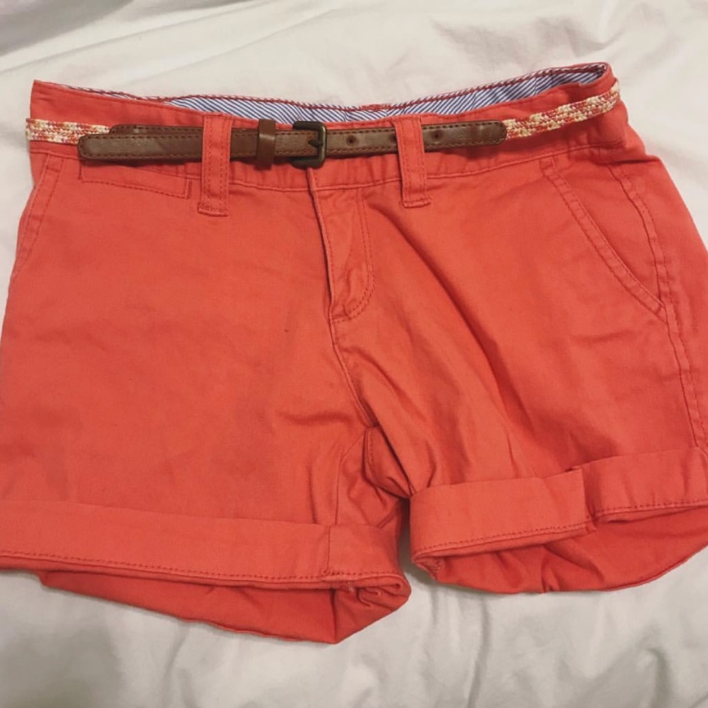 Women’s shorts (belt included)